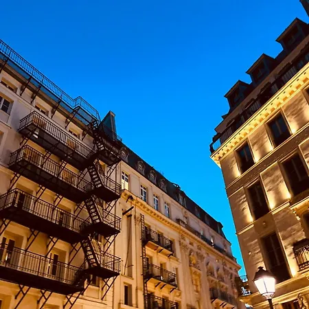 Parisian Flat Under The Roofs * Parigi